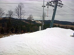 Pohled od horní stanice lanovky Hartman na ski areál v Olešnici, kde pravidleně lyžujeme