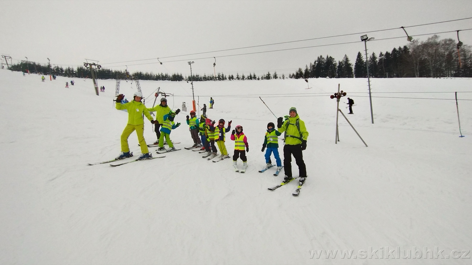 Děti ze SKI-KLUBU Hradec Králové na sjezdovce v Olešnici
