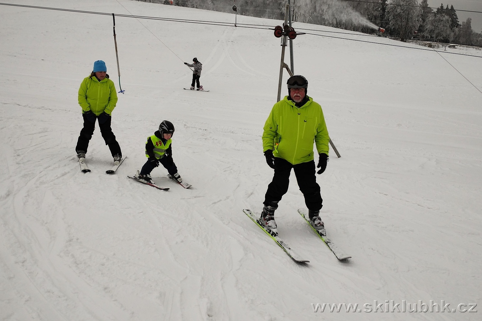 Skupina lyžařů SKI-KLUBU HK při výuce v Orlických horách